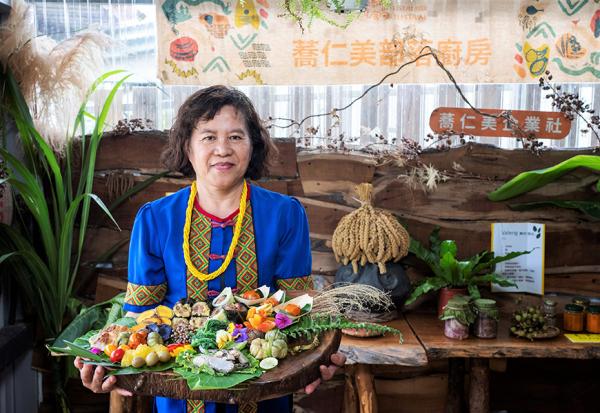 退休後在臺東找到新價值！部落媽媽周翠華：自學植物和傳統料理，把原民風味找回來