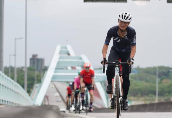 49歲才開始騎單車，減掉18公斤和三高！台大醫師林至芃：成為一個健康的中年人很享受