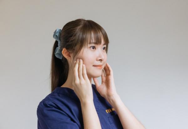 頭部兩側疼痛，可能和滑手機時聳肩有關！物理治療師示範如何放鬆肌肉，緩解頭痛 