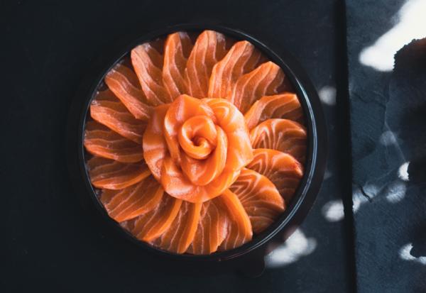 一日5片鮭魚好處多！多吃蝦紅素與omega3，預防青光眼、心血管疾病