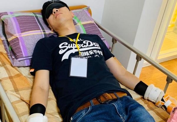 朱為民醫師的約束照護體驗：手腳被綁住、躺在床上2小時就感到生不如死，那臥床的長輩呢？