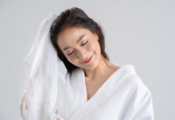 白髮、掉髮怎麼改善？陳信宏中醫師的「順時養髮術」：洗頭順序、四季養髮重點一次看懂