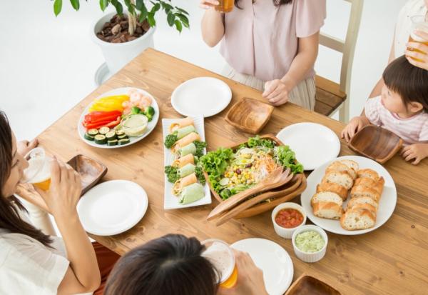 罵你的人何必理，愛你的朋友要無事常相聚！張小嫻：能一起走到最後的朋友多難得，想見就見別留遺憾