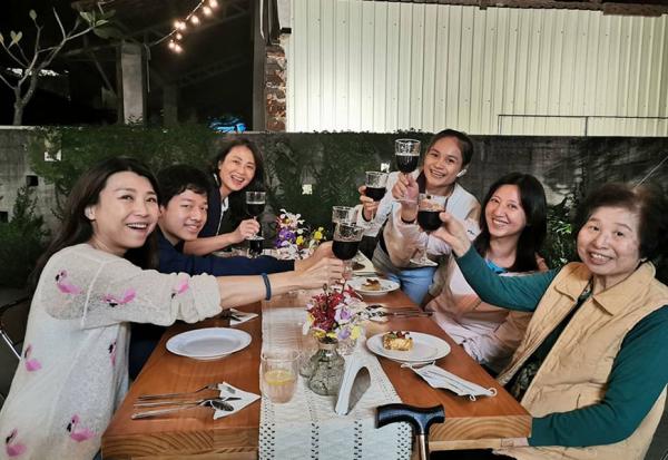 蘭萱專欄｜什麼樣的圓夢，滿足感勝過自己達成心願？當媽媽的記憶逆向行駛，陪她一趟回娘家之旅