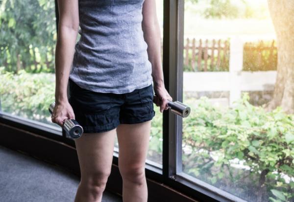 在家走10步，就能練全身肌肉與心肺！歐美新流行、兼具重訓與有氧功能的「農夫走路」怎麼做？