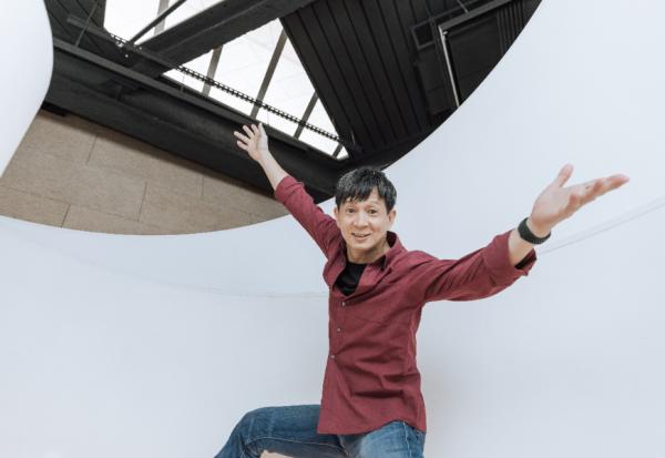 獨創身體不老法，85歲學生也能做伏地挺身！舞者吳義芳：2步驟學「雲與水」的呼吸，擴大身體的能量