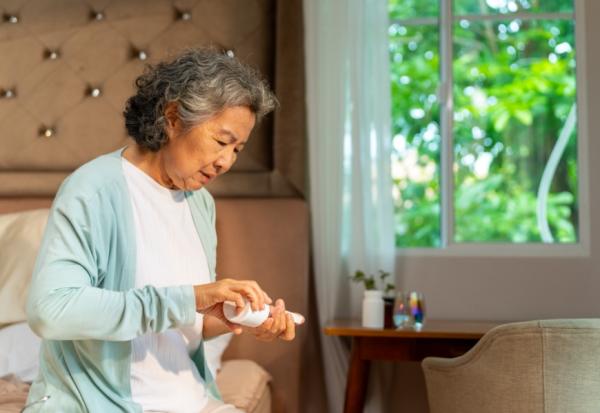 慢性病長輩抱怨頭暈？小心多重用藥風險！老人醫學科醫師：常見的4種多重用藥，嚴重可能致命