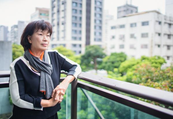 所謂父母子女一場！龍應台：不斷目送對方漸行漸遠，他用背影默默告訴你「不必追」