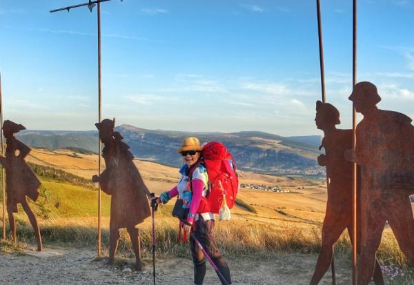 一個人「不買房」的自由！53歲粉圓妹實驗：一只背包就夠活，人生要那麼多東西幹嘛？