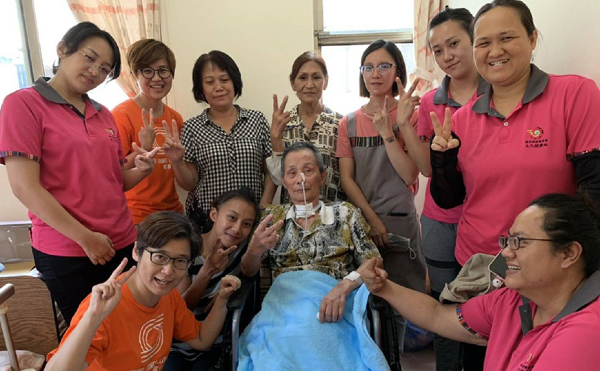 讓80歲臥床阿公拔管、恢復行動能力！林依瑩和伯拉罕團隊，如何以好照顧逆轉失能？