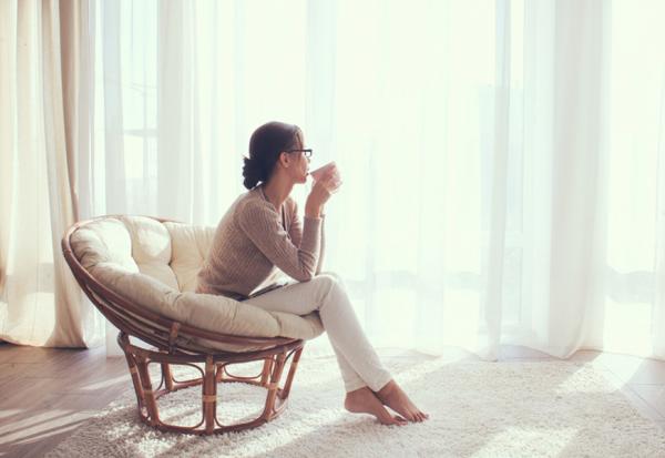 難過時，勉強正面思考更痛苦！8個安撫自己的方法，告訴大腦「我們很安全」