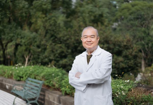 70歲大腸直腸癌權威的養生之道！饒樹文：每週到陽明山跑步、光腳踩土地，平心靜氣讓癌症不上身