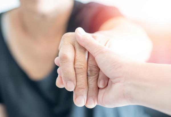 想當照服員，長照課程如何報名？課程內容、費用與考照方式說明