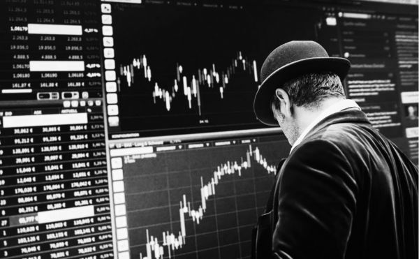 從跑腿小弟到外商銀行頭號外匯交易員，他親眼見證一場金融市場惡夢｜《交易遊戲》