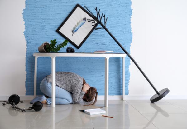 地震躲哪裡才安全？地震後家中該檢查什麼？專家：必知在家、電梯、公共場所的應變方式