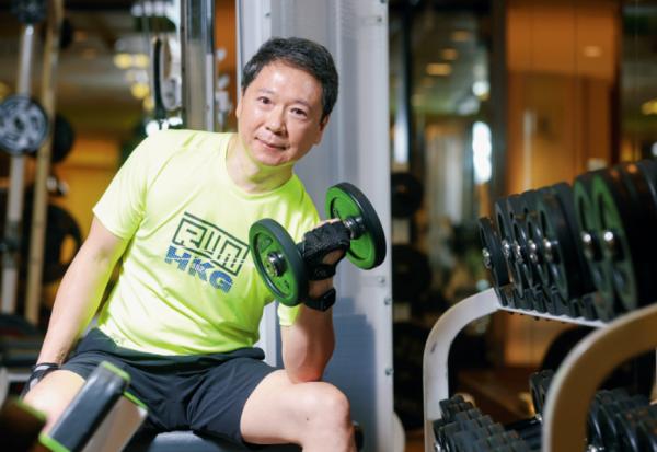 55歲把身形練成倒三角！阮慕驊：每天倒立、伏地挺身50下，逆轉年齡