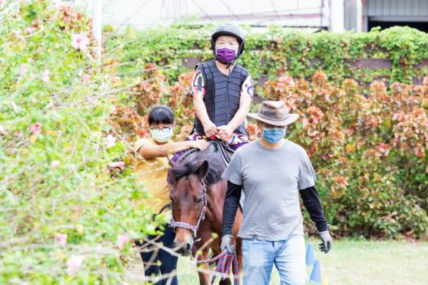 在嘉義市退休後不當「阿宅」，重拾身體活動力、結識新朋友，一起安心變老