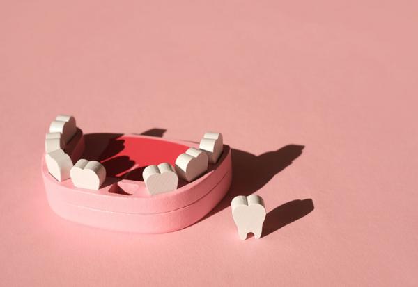 植牙、活動式假牙、固定式假牙：費用、功能、治療方式差異為何？