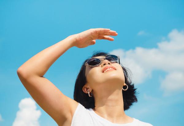 頭皮接受的紫外線量是臉部3倍，站在大太陽下相當於對頭髮漂白！5方法為頭髮防曬，減緩白髮生成