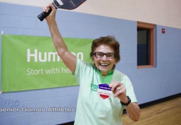 讓91歲阿嬤每週可打4場球、還能拿木鋸砍樹！不講求速度、場地限制低的新興運動匹克球是什麼？