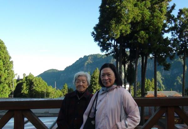 102歲母親雖失智，去世前一天還能站，最後1小時還能吃！長照學者黃惠璣：高齡長輩不臥床的5建議