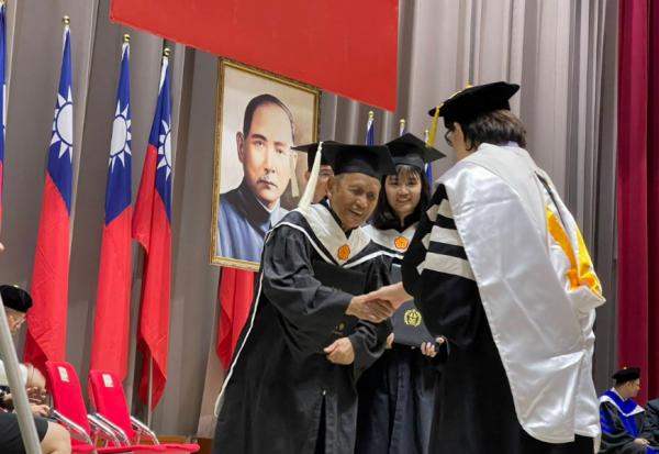 手寫9萬字碩士論文，成為校史最年長畢業生！90歲周義祥：讀書充實心靈又對健康好，跟補品一樣