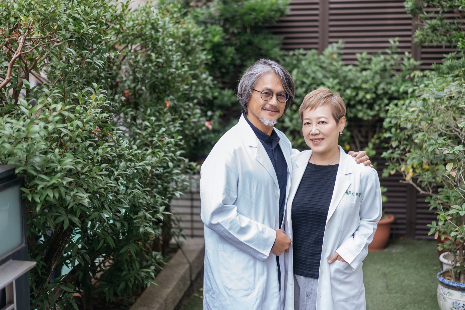 陳志根（左）和吳敏綺（右）感情極佳，結婚31年幾乎沒吵過架。兩人不僅共度抗癌時光，還一起種茶、跳水、玩立槳，過著比健康人還要精彩的生活。
