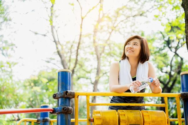 天熱煩躁、失眠、易疲勞？中醫：夏日「心火」旺，按摩手掌能消暑