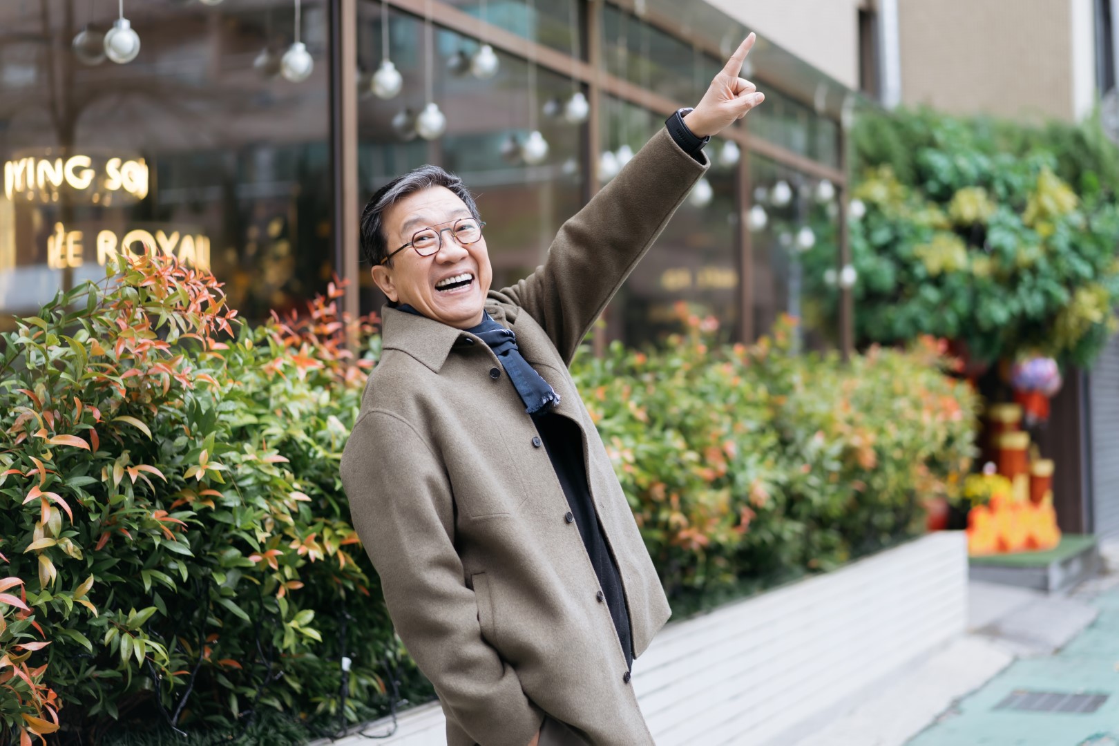 曹啟泰曾是台灣紅極一時的主持人，螢光幕前風光的背後，他卻曾經歷創業失敗、負債1.6億、甚至身上只剩800元……面對這段人生起伏，他是如何笑著熬過來的？ 