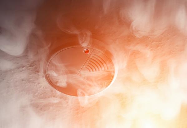 預防睡夢中失火！居家必知3件事，怎麼裝火災警報器效果最好？