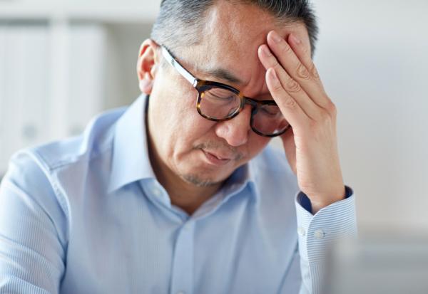 40歲後易怒，男性更明顯？ 精神科醫師：前額葉老化導致，這樣做預防