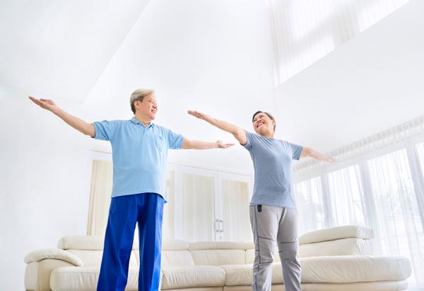 追劇這樣站15分鐘，就有運動效果！被動式垂直律動，外加3招強化核心臀腿肌力