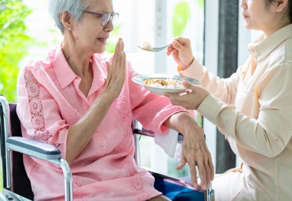 長輩吃不下如何備餐增食欲？營養師：不是弄碎食物就好，3重點防嗆咳、延緩退化