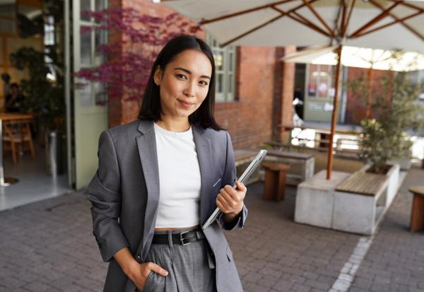 中年危機是U型反轉的契機！專家：培養7種技能讓55歲後的職涯柳暗花明，獨自旅行也有幫助