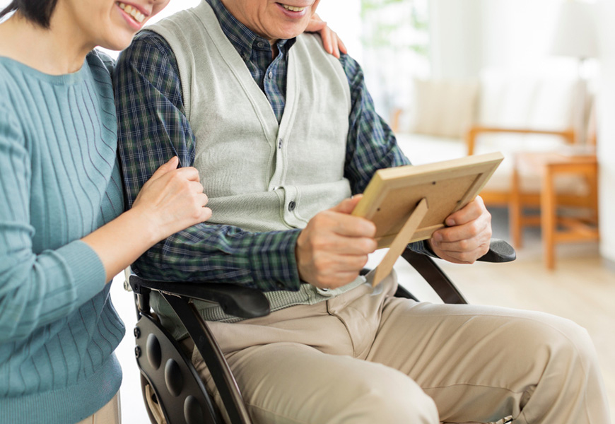 照顧年邁父母，如何不為難彼此？適時放棄「他一定會好起來」的期待