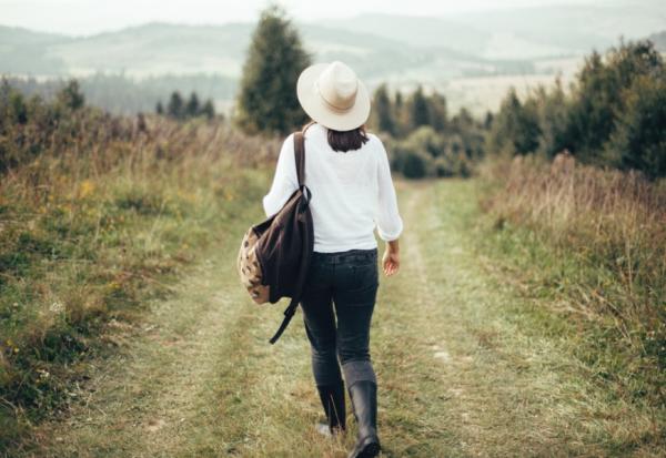 這樣走10分鐘，就有睡飽的休息效果！歐美流行的「無聲散步」是什麼？4步驟開始