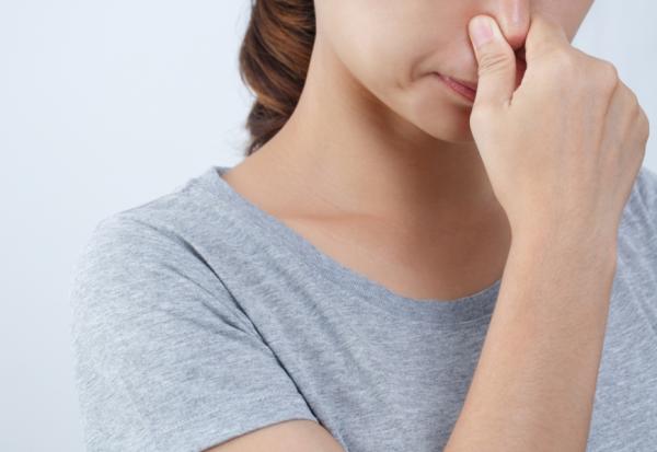 鼻塞、過敏性鼻炎怎麼改善？醫生：每天洗鼻子改善鼻黏膜發炎，不失敗的洗鼻4重點