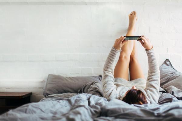 久坐不動易「靜脈栓塞」！醫師：睡前多抬腿，5招預防血栓致命