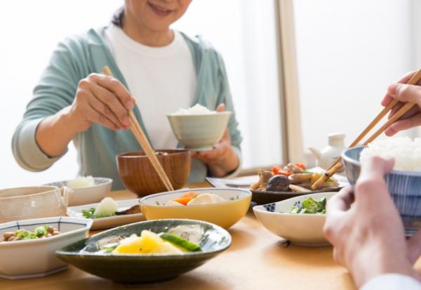 陳乃菁專欄｜請爸媽吃飯，他們一看帳單就嫌貴！年紀越大，越該學習坦然接受他人的好意