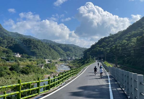 不用開車的一人旅行！出火車站就能租YouBike、10分鐘就能到的5個美景自行車道