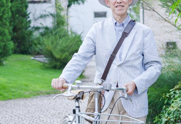 失智後才開始學煮飯，每週自己騎腳踏車去超市買菜！90歲西裝職人長田米作，如何維持20年不惡化？