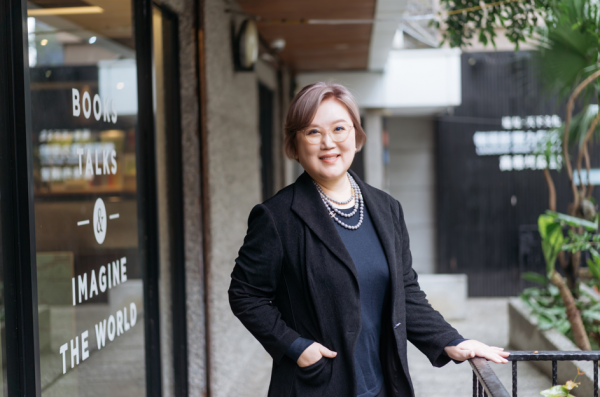 擁抱白髮、改穿球鞋，每天起床幫自己泡一壺清茶！麗豐董事長陳碧華：維持美是壓力，50後決定做一隻慵懶「時尚貓」