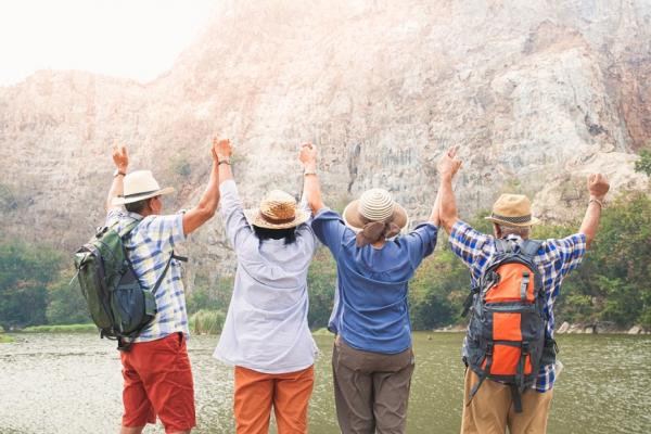 最好的人生伴侶，不見得是另一半！熟年交友和年輕時不同：4秘訣培養老來伴