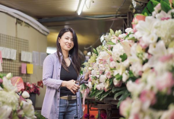 曾把告別式布置成高爾夫球場和溫馨客廳！葬禮花藝師翁采宜：人生最後一場派對要有自己的特色，不用每個長得都一樣