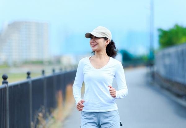 日行萬步，沒動到這部位幾乎無效！必學「擺腿10次」運動，防跌倒及老後臥床