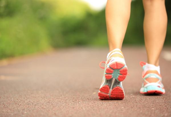 微調走路姿勢，改善腰痛、膝蓋痛！自我檢視：走路應避免的3大錯誤動作