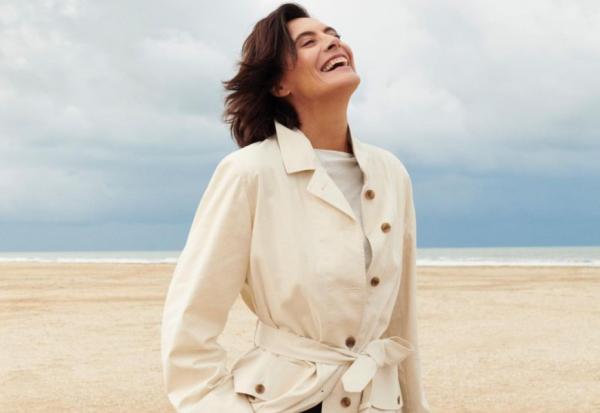 為何法國女人穿白襯衫、牛仔褲就好看？63歲超模法桑琪：優雅是少勝過多