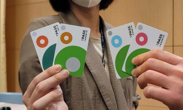 1200月票可搭捷運、台鐵、客運、輕軌！TPASS北中南通勤月票怎麼買？何時可預購、使用？