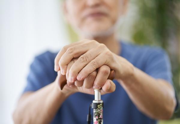 父親拿10萬紅包給別人，這正常嗎？法律學者施慧玲：3種失智階段該有的保護財產作法，輔助宣告、監護宣告一次看懂