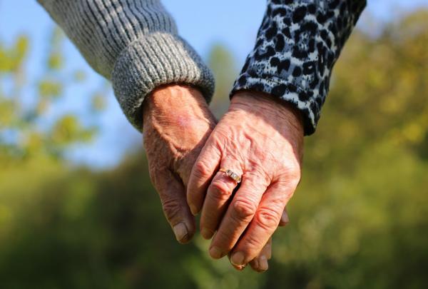 照顧責任可以交給男性嗎？解放「孝順」，不分性別的新長照方法